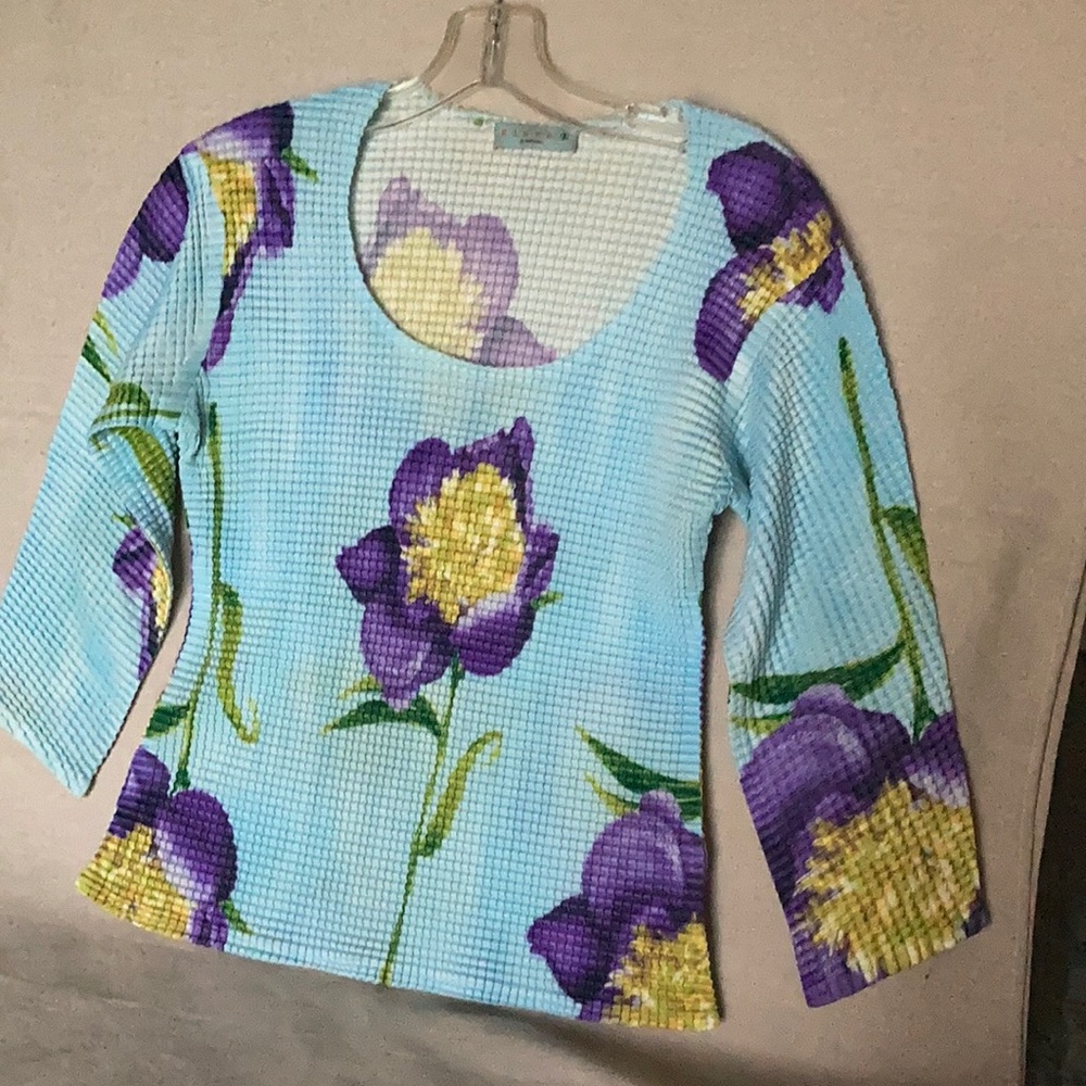 Kisca by Komarov blouse, bold floral design in vibrant colors - Picture 1 of 4
